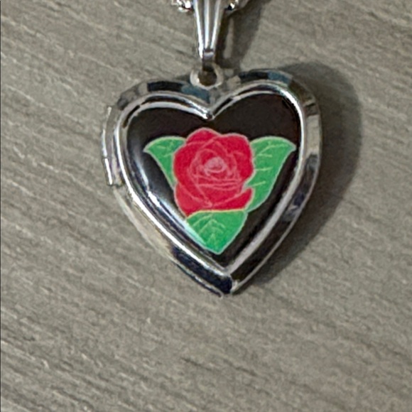 Heart locket Necklace with Rose Design in box - Picture 2 of 5